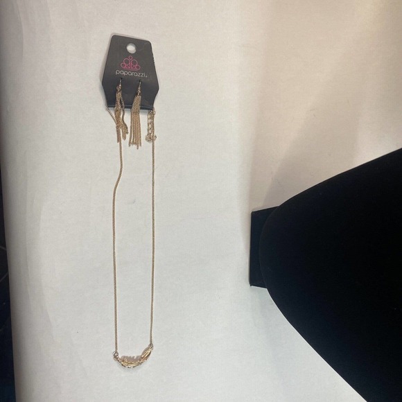 Beautiful Paparazzi Jewelry New Earrings And Necklace Set Feather And Chains - Picture 7 of 12